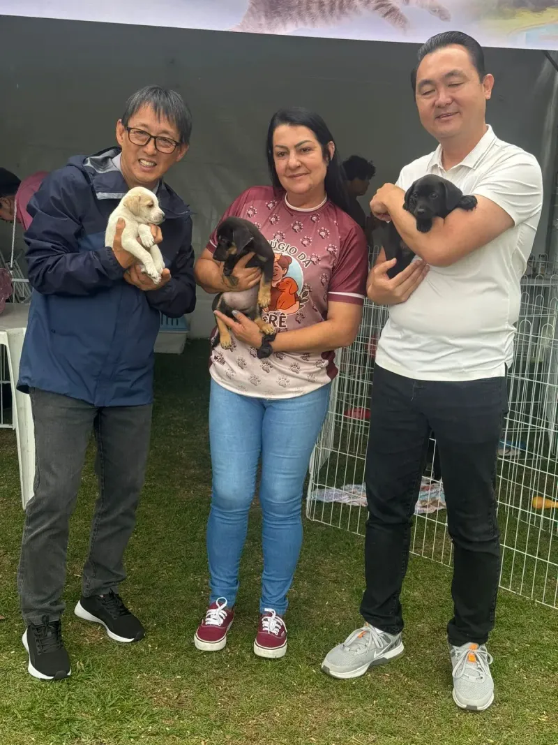 Adotante com o animal adotado no Refúgio dos Anjinhos