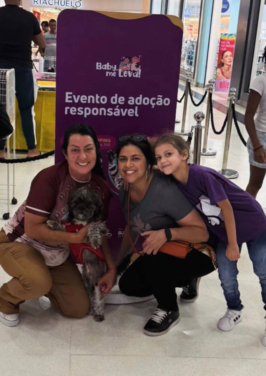 Adotante com o animal adotado no Refúgio dos Anjinhos